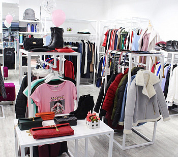 Магазин женской одежды с товарным остатком на 300 000 рублей в торговом центре рядом с метро Лиговский проспект