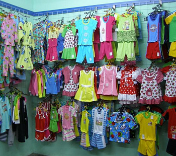 Магазин детских игрушек и одежды в торговом центре