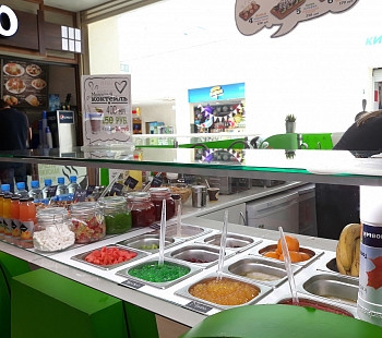 Островок по продаже бельгийских вафель и йогуртов в крупном ТРК Красногвардейского района