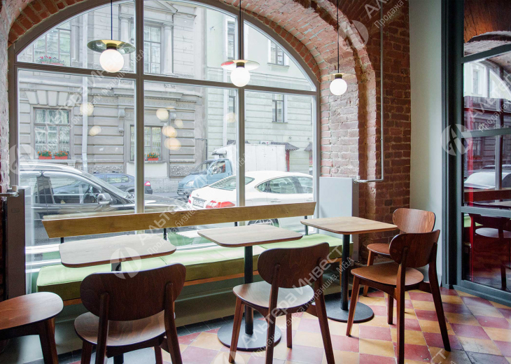 Кофейня в центре с панорамными окнами Фото - 1