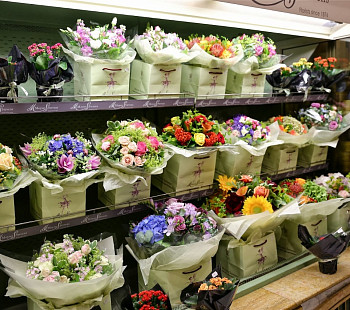 Цветочный магазин на Народной Тропе по пути к Метро