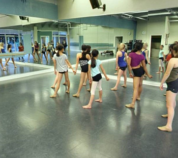 Школа танцев. 1300 учеников ежемесячно