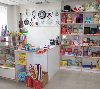 Магазин детских игрушек и товаров для праздников.