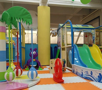 Детская игровая площадка с зоопарком