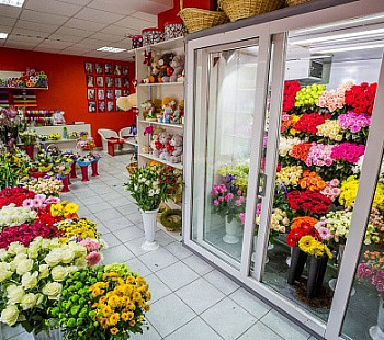 Магазин цветов в центре на первой линии
