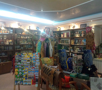 Сувенирный магазин эксклюзивных товаров в центре города