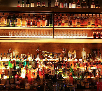 Известный бар на юге города с высокой прибылью и алкогольной лицензией