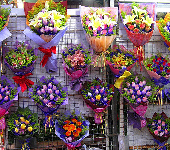 Сетевой цветочный магазин рядом с метро.
