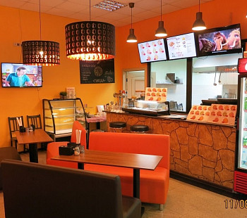 Пиццерия/суши-бар со службой доставки в ТЦ спального района