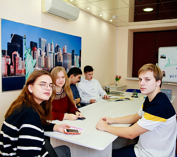 Языковая школа в туристическом центре Петербурга. Большая база учащихся