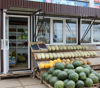 Магазин фруктов и овощей на красной линии