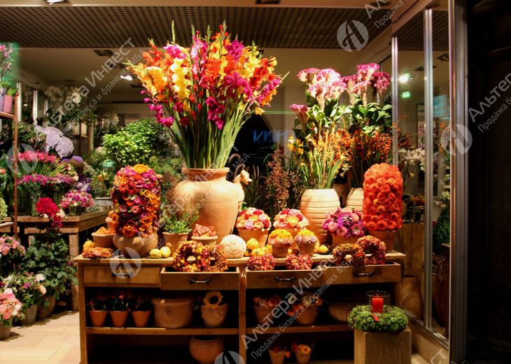 Магазин цветов на выходе из метро.  Фото - 1