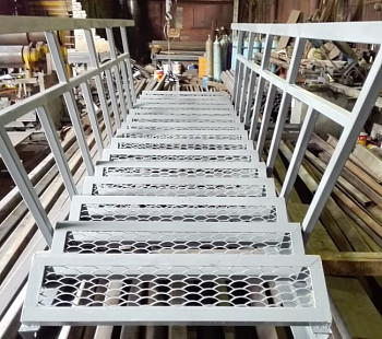 Производство, продажа и установка металлических лестниц 