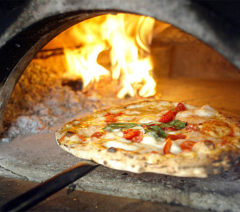 Пиццерия со своей кухней и посадочными местами на трафике