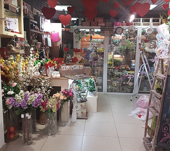 Магазин цветов в проходном месте 