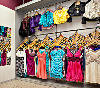 Магазин женской одежды в торговом ряду