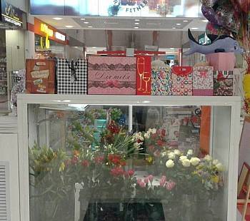 Цветочный магазин в супермаркете рядом с ЗАГСом
