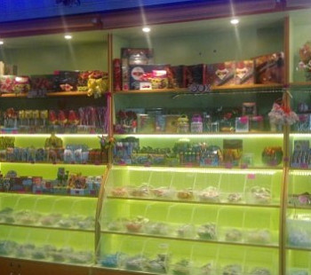 Кондитерский магазин и витрина игрушек в проходной зоне