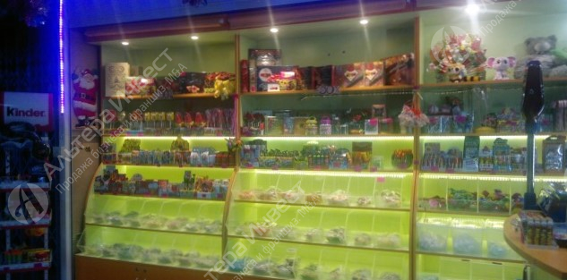 Кондитерский магазин и витрина игрушек в проходной зоне Фото - 1