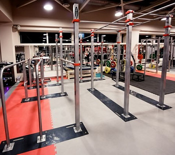 Современный тренажерный зал для популярных направлений тренировок