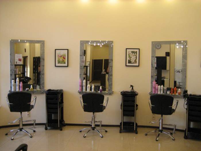 Интерьер парикмахерской маленькой площади эконом (35 фото)