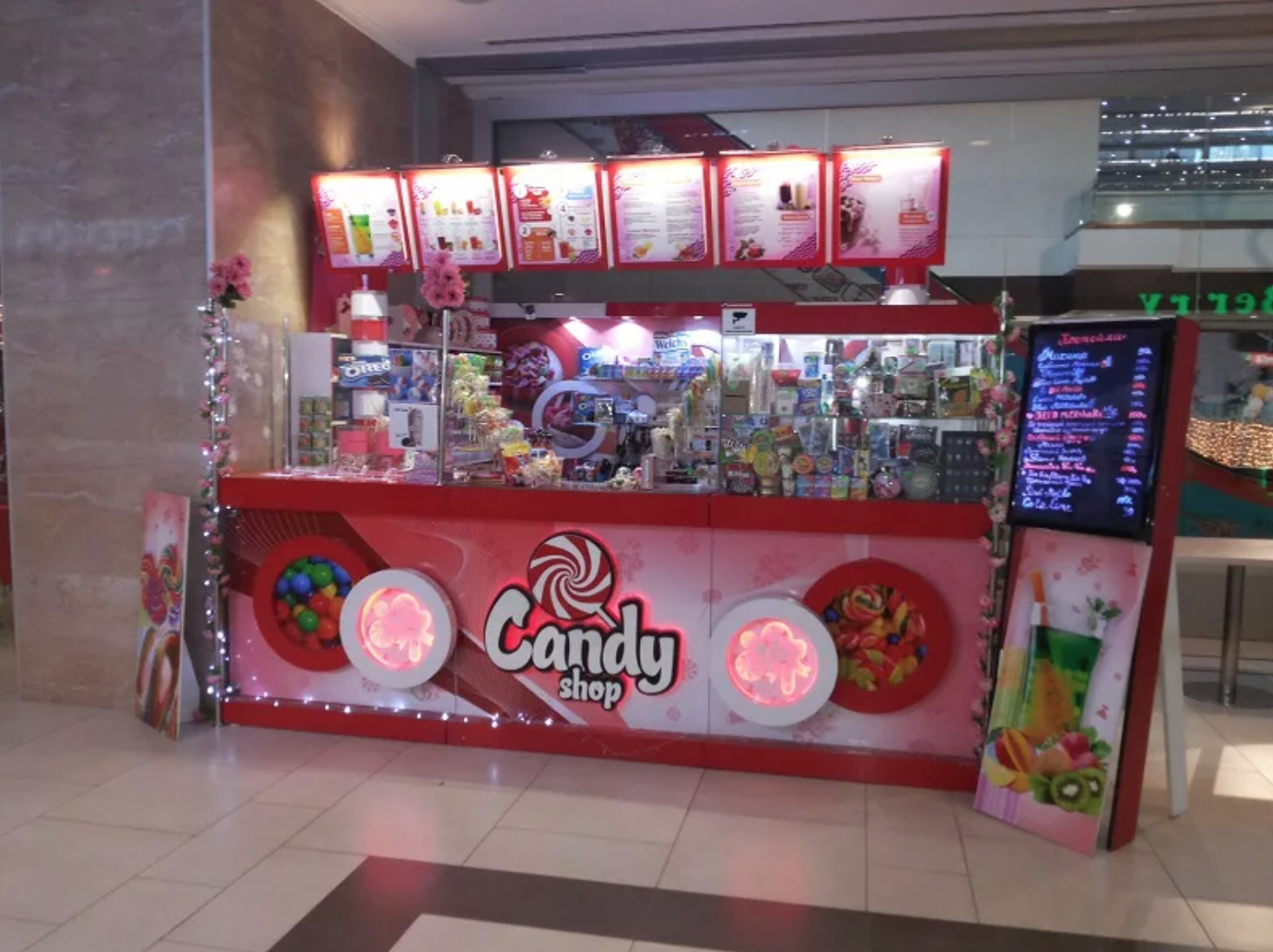 Candy candy shop 1. Островок сладостей. Киоск со сладостями. Магазин сладостей франшиза. Магазин конфет и сладостей.