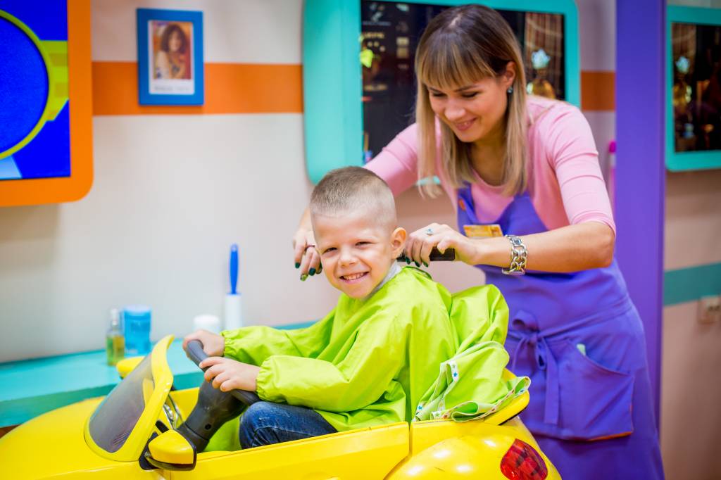 Выбираем детское парикмахерское кресло машинка для Вашего салона в Москве!