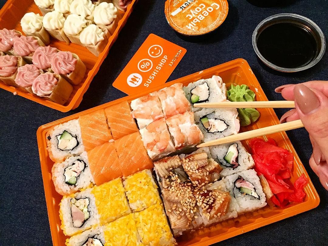 Sushishop. Суши шоп. Роллы в магазине. СУШИШОП новый. Суши Подрезково.