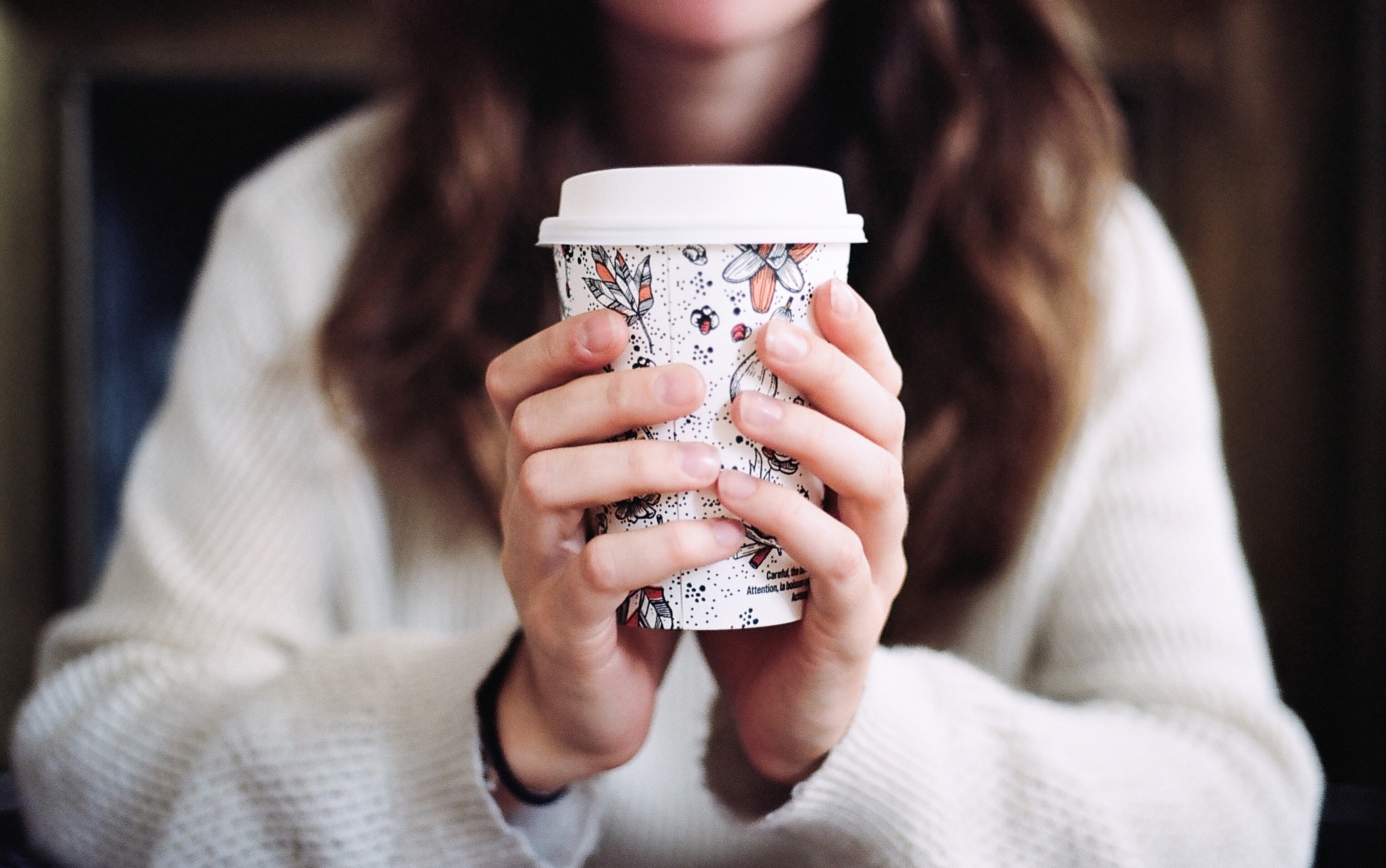 Cup a feel. Кружка рука. Девушка с кофе. Девушка с чашкой в руках. Девушка держит кофе в руках.
