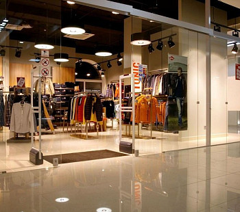 Магазин одежды в крупном торговом центре с низкой арендой 