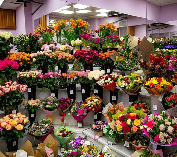 Магазин цветов у метро.