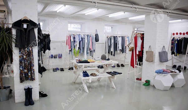 Магазин эксклюзивной одежды в одном из ТРЦ Фото - 1