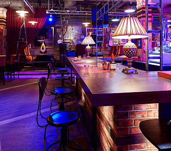 Популярный ночной клуб-бар в Центральном районе с 15 сотрудниками и базой постоянных гостей
