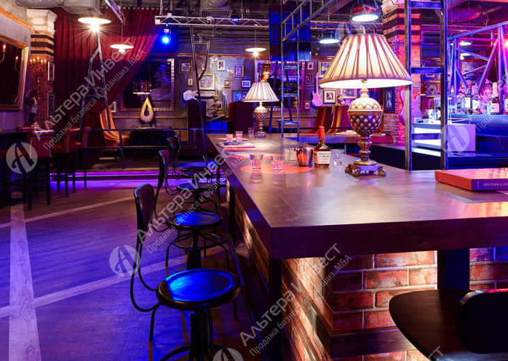 Популярный ночной клуб-бар в Центральном районе с 15 сотрудниками и базой постоянных гостей Фото - 1