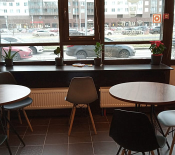 Кофейня с витринными окнами на Комендантском проспекте
