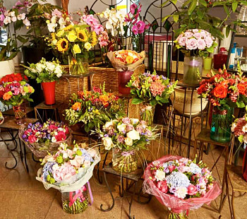 Сеть цветочных магазинов в супермаркетах Азбука вкуса