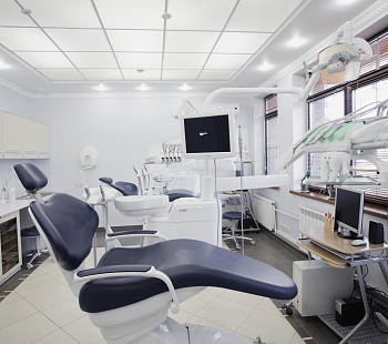Современная стоматология с врачами и пациентами