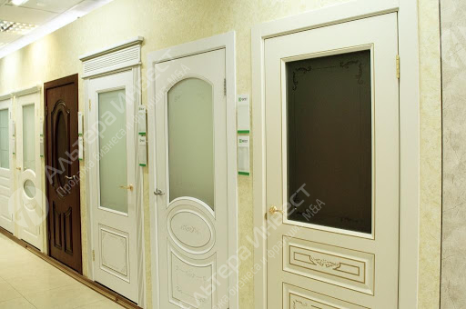 Салон дверей в популярном ТЦ города Фото - 1