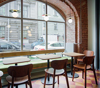 Кофейня в центре с панорамными окнами