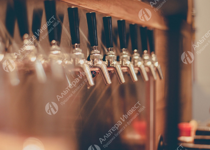 Магазин пива с посадочными местами в проходной локации Фото - 1
