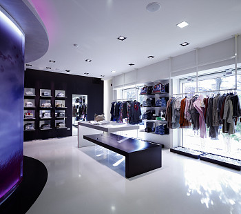 Магазин женской и мужской одежды в торговом комплексе 
