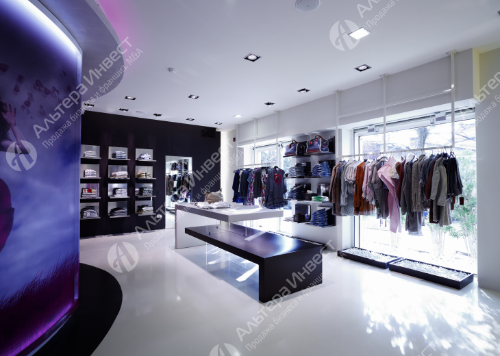 Магазин женской и мужской одежды в торговом комплексе  Фото - 1