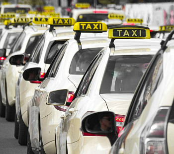 Партнер такси с лицензированным предрейсовым осмотром водителей.