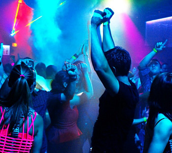 Ночной клуб-бар с действующей алкогольной лицензией