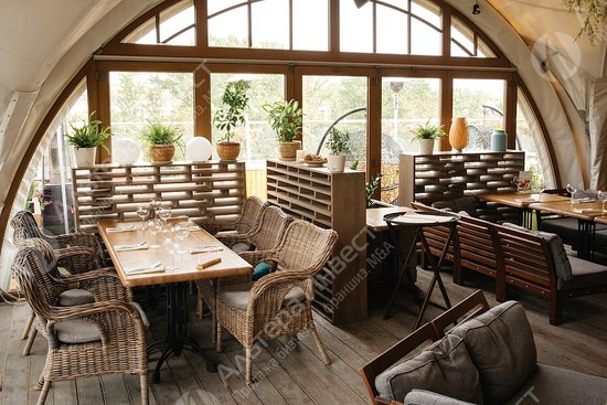 Кафе-бар с панорамными окнами в центре города Фото - 1