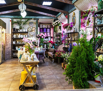 Красивый цветочный магазин рядом с метро