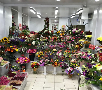 Два цветочных магазина возле метро. Большая проходимость