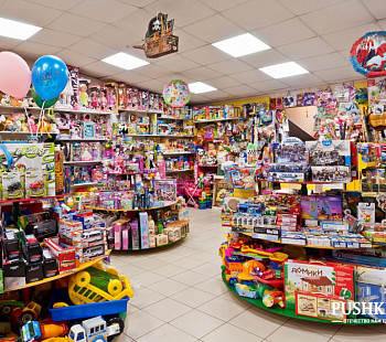 Магазин игрушек в кассовой зоне супермаркета