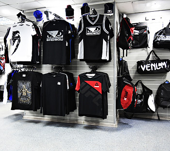 Магазин спортивной одежды у метро
