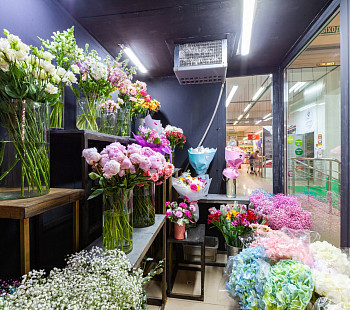 Сеть цветочных магазинов в Москве с рейтингом 4,8 в Яндекс картах.